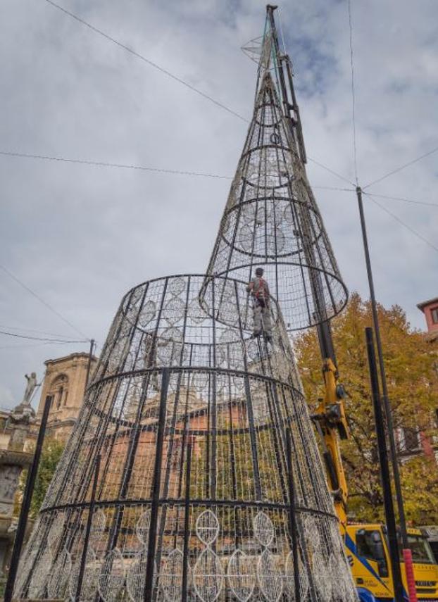 Granada empieza a montar su alumbrado navideño