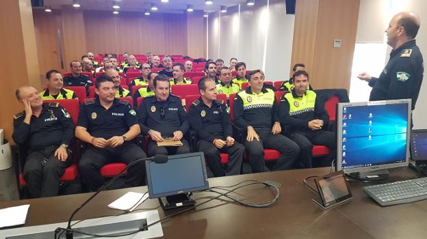 Policías locales se preparan para poder realizar test de detección de drogas