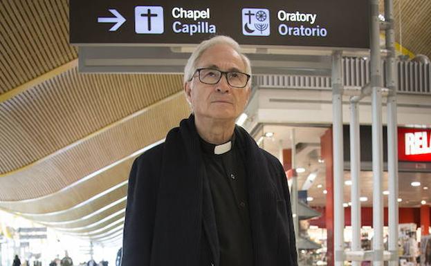 Las increíbles historias del sacerdote del aeropuerto