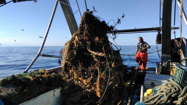 Los pescadores dan la voz de alarma y piden un plan para frenar los vertidos