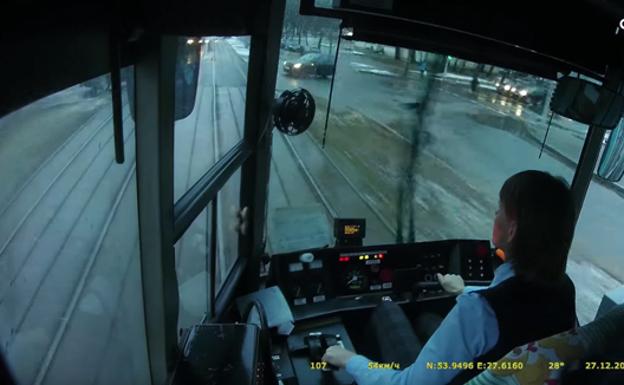 Una conductora de tranvía embiste a un coche y ni se inmuta