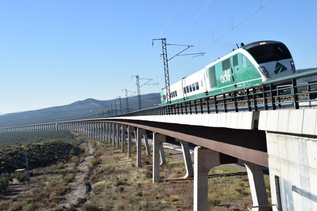 Trece años de vaivenes y 240.000 traviesas después