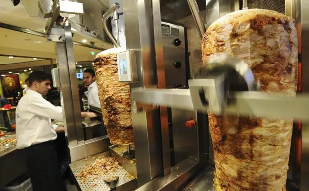Un famoso “kebab” en Córdoba investigado por más de 70 casos de gastroenteritis aguda.