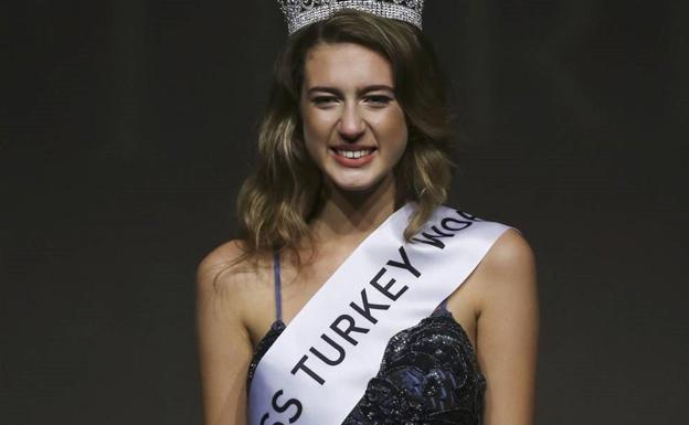 Piden un año de cárcel para una Miss Turquía por un tuit sobre menstruación