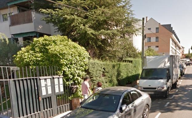 Un hombre de 50 años muere seccionado por la puerta corredera de un garaje