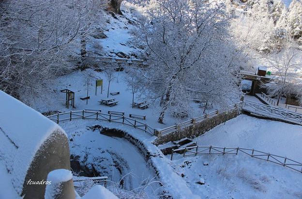 La estampa blanca del nacimiento del río Segura y el entorno de Pontones