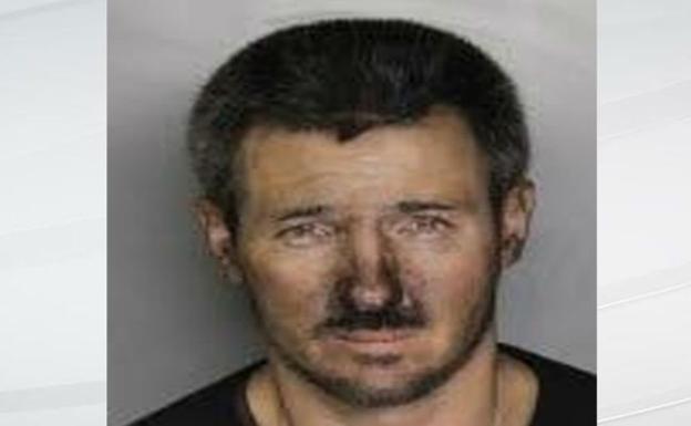 Un falso Papá Noel llama para que le rescante desde la chimenea por donde iba a robar