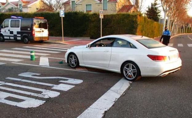 Un conductor borracho destroza 3 bolardos y se duerme en el coche
