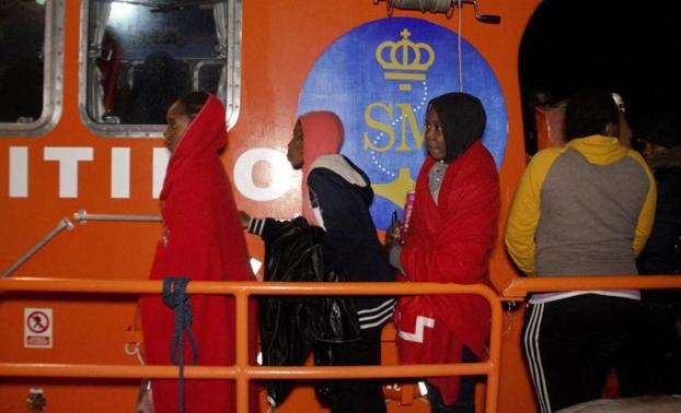 Llegan en buen estado a Motril las 32 personas rescatadas de una patera
