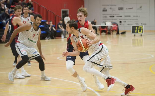 El Coviran Granada supera las adversidades y continúa líder