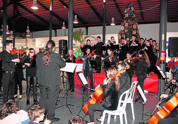 La Orquesta Joven Almería ameniza a los almerienses en el mercado central