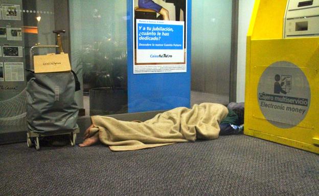 «El que duerme en cajeros es porque quiere»: la polémica frase de un político del PP