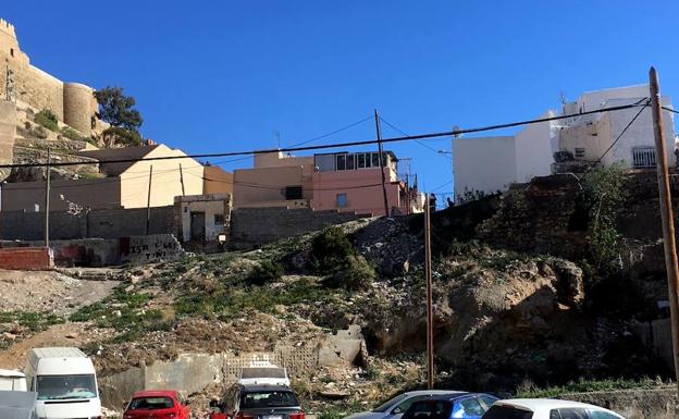 Advierten del riesgo desprendimientos en el muro junto al torreón de Pescadería