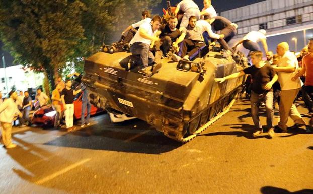 Turquía readmite a más de 1.800 funcionarios cesados tras el fallido golpe de 2016