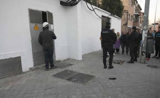 Una sobrecarga en la red por enganches ilegales deja sin suministro a 500 vecinos en Haza Grande