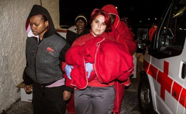 Trasladadas al hospital de Motril a dos mujeres embarazadas rescatadas de dos pateras