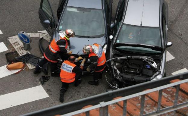 Dos hombres se atropellan mútuamente sin querer de forma consecutiva