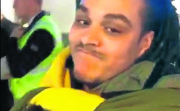 Se pone ocho pares de pantalones y diez camisas para no facturar la maleta y la respuesta de la compañía se hace viral