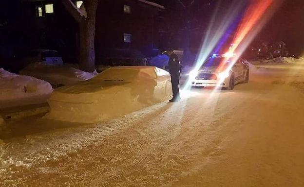 El genial 'troleo' de un chico a la policía con esta escultura de nieve