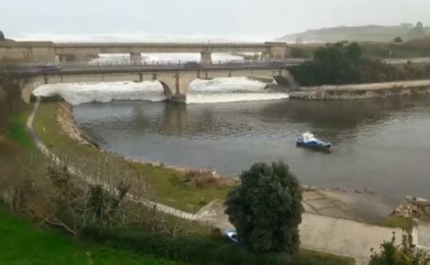 Un tsunami se cuela en un río español