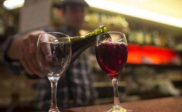 Un camarero pagará 53.657 euros al hombre al que sirvió lavavajillas en vez de mosto