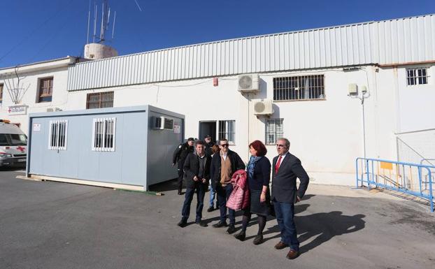 El PSOE entra al centro de inmigrantes del puerto y lo equipara a un "calabozo"