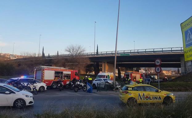 Un hombre pierde el conocimiento en el coche y se estrella con la mediana de El Serrallo