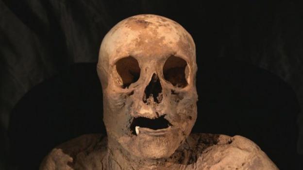 Descubren que un famoso político desciende de una momia suiza