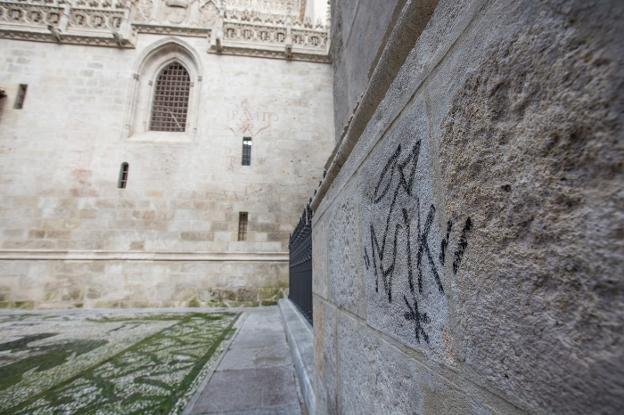 La Policía Local investiga dos pintadas en paredes recién restauradas junto a la Catedral