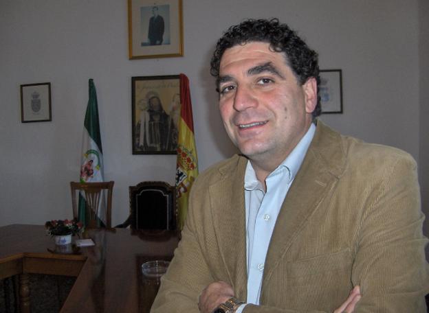 El alcalde de Santa Elena se queda en el Partido Popular