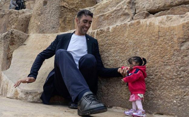 El histórico encuentro entre el hombre más grande del mundo y la mujer más pequeña