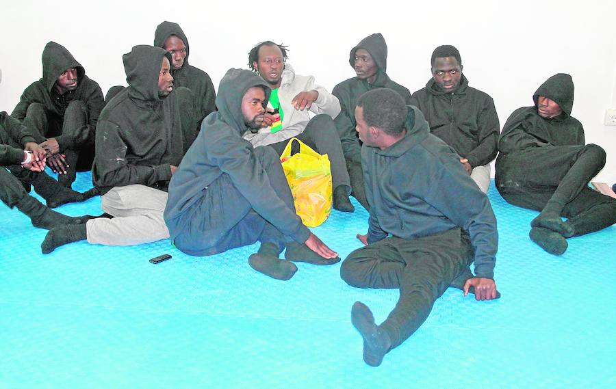 El Gobierno apuesta por el cuartel de Motril para las oleadas de inmigrantes