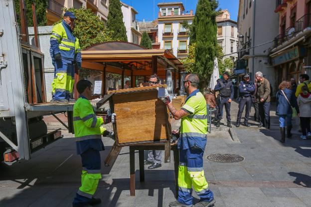 La estricta aplicación de la normativa retira medio centenar de terrazas de las plazas