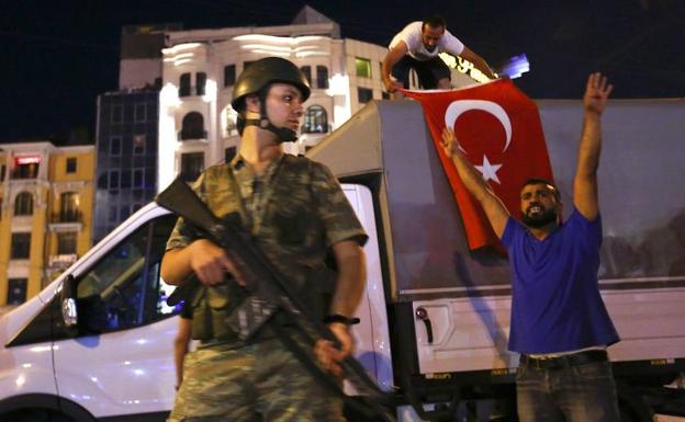 La Fiscalía turca ordena la detención de 120 militares por supuesto golpismo