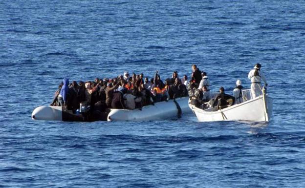 Mueren 90 inmigrantes al volcar su barco frente a las costas de Libia