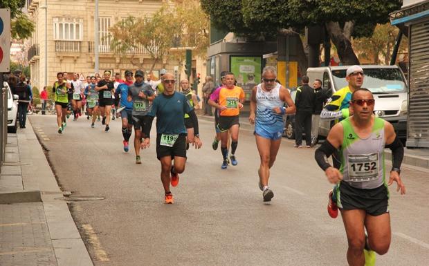 El eritreo Bekele y la marroquí Ayachi ganan al frío en Almería