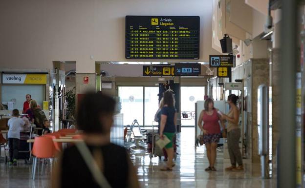 Tres horas y media de retraso en el vuelo a Madrid por nieve en Barajas