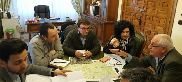 Reunión para frenar los cortes de luz en Castillo de Locubín