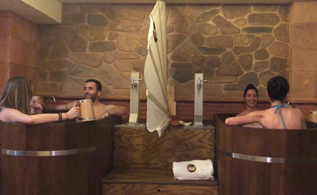 Bañarte en cerveza y tapear al mismo tiempo solo es posible en Granada