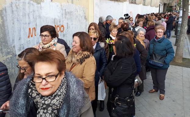 Colas multitudinarias para cumplir con Fray Leopoldo en Granada