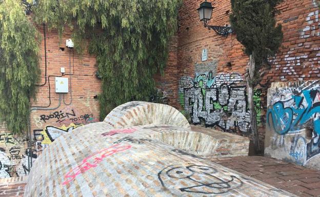El aljibe del Zenete amanece lleno de pintadas un día después de su limpieza