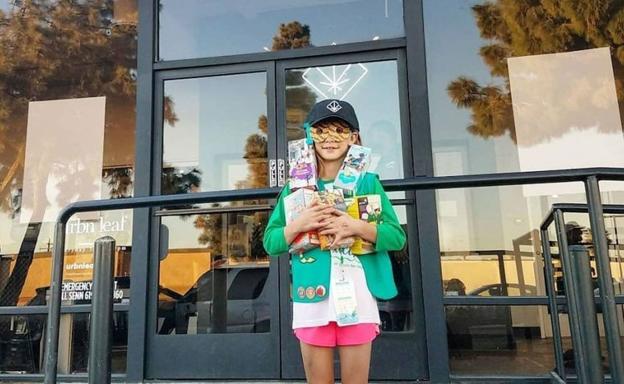 Una Girl Scout innova y vende 300 cajas de galletas a las puertas de un local de marihuana