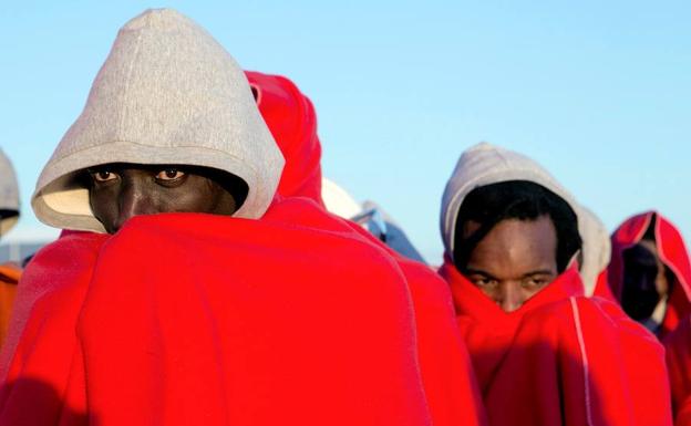 Llegan a Motril las 45 personas que se refugiaron en Alborán por temporal