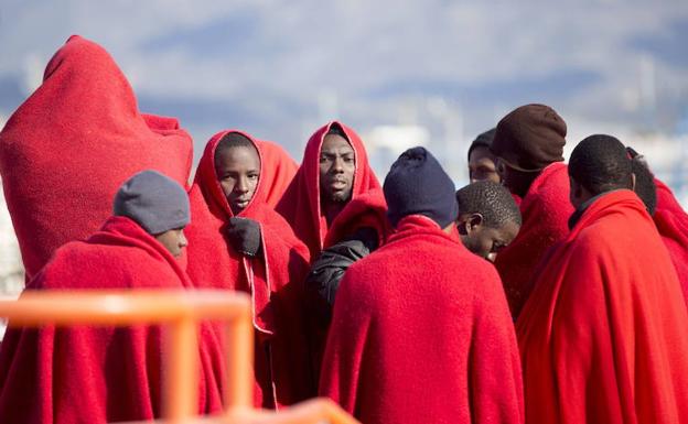 Cruz Roja se hará cargo de medio centenar de los 82 migrantes rescatados de dos pateras el viernes