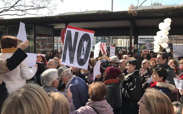 Cientos de personas piden en Granada la dimisión de "los ideólogos de la fusión"