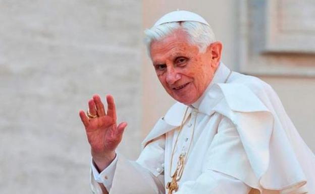Inquieta la salud de Benedicto XVI: «Sufre una enfermedad paralizante»