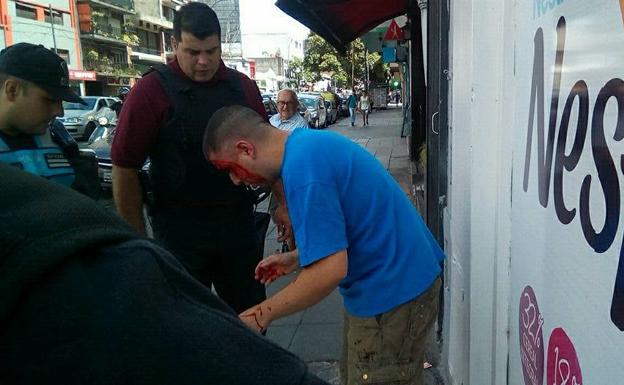 Un padre se hace pasar por su hija de 11 años y agrede a su acosador