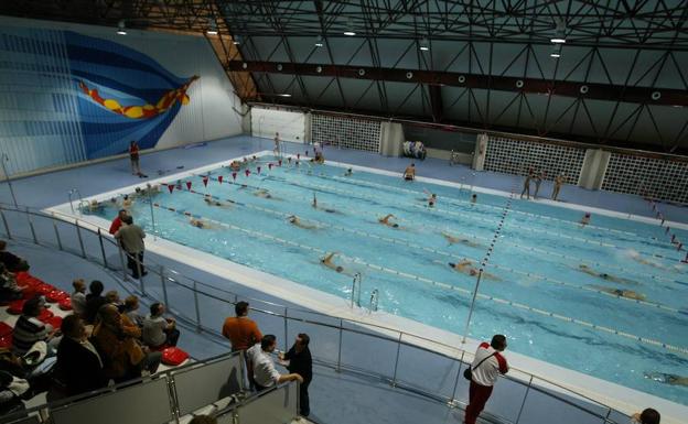 La piscina de La Salobreja, cerrada hace 20 días, busca soluciones provisionales