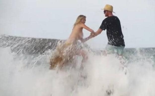 Triunfa en redes el vídeo de Kate Upton en 'topless' arrastrada por una ola en una sesión de fotos