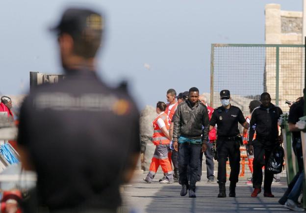 La llegada de pateras «se lleva casi la mitad» de recursos de la Policía Nacional en Almería